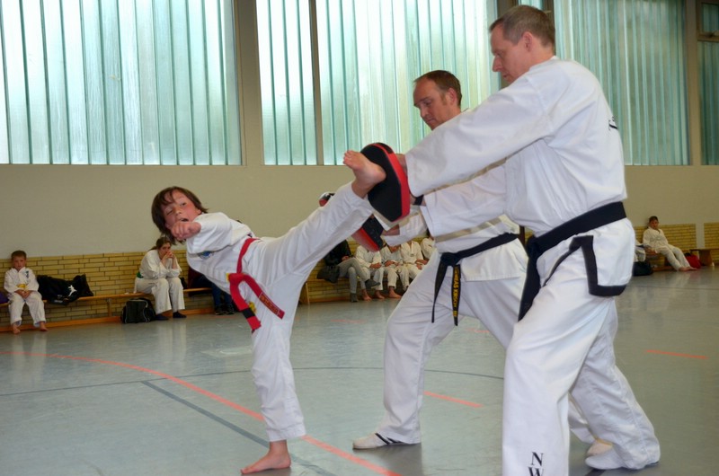 slideshowPresse-Kick-auf-Pratze slideshowPresse-Kick-auf-Pratze